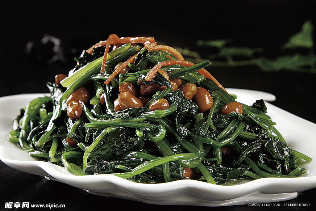 特色菜果仁菠菜