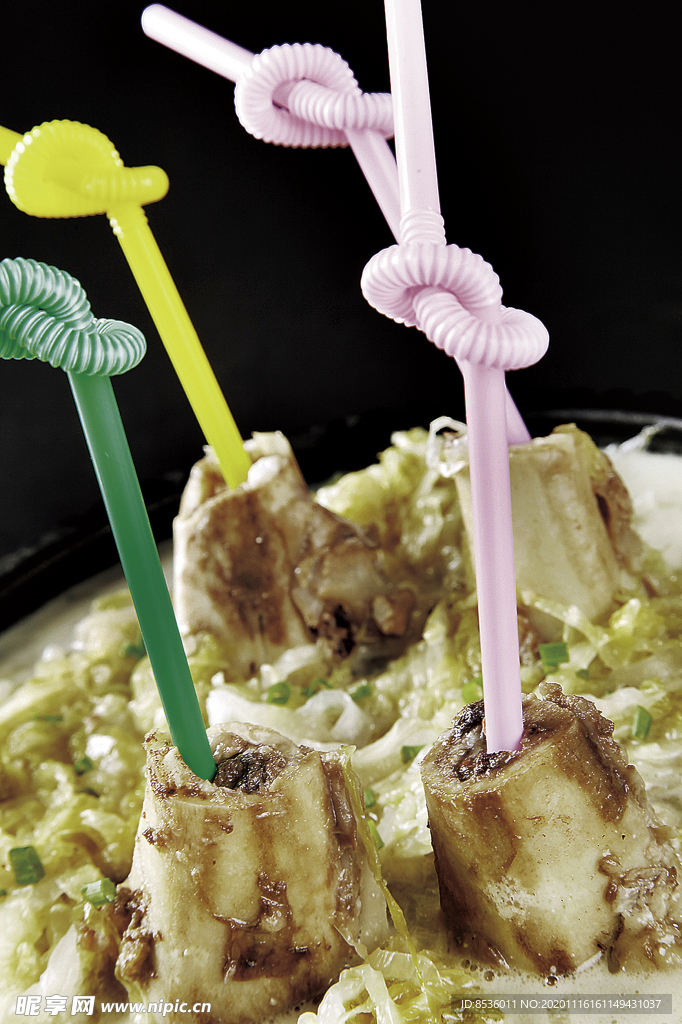 浙菜东北酸菜炖棒骨