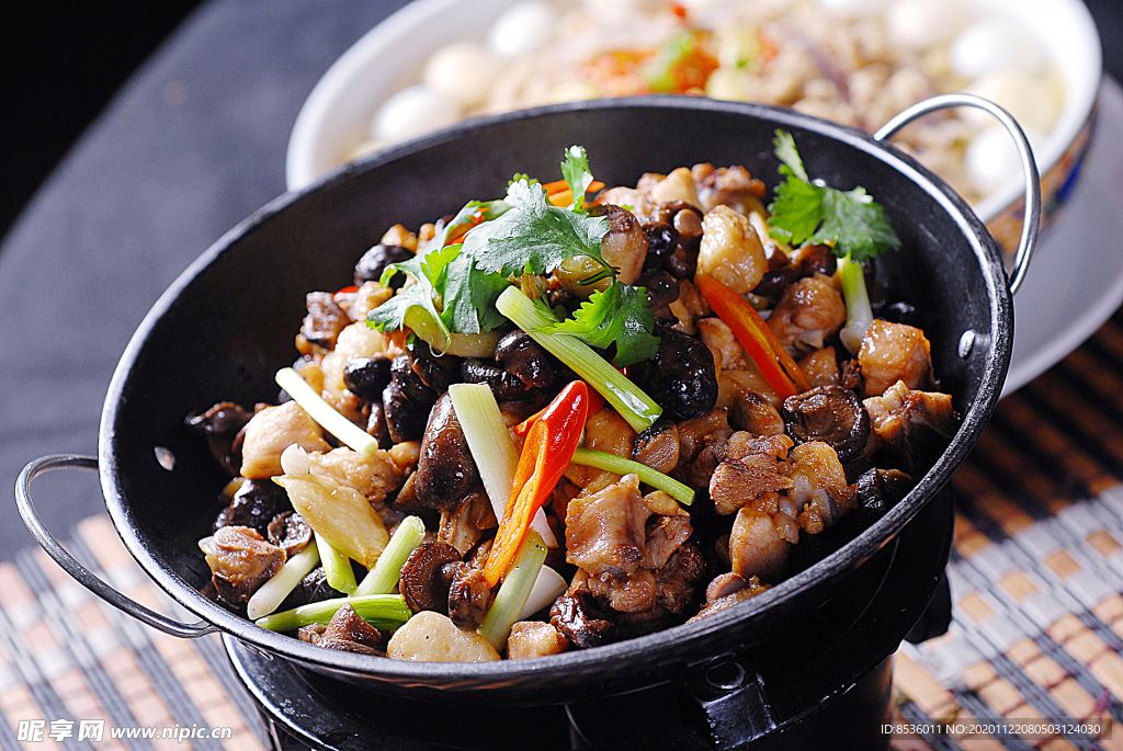 温情煲仔篇林菇山鸡