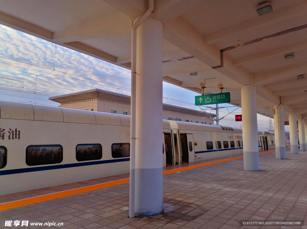 高铁列车与高铁站