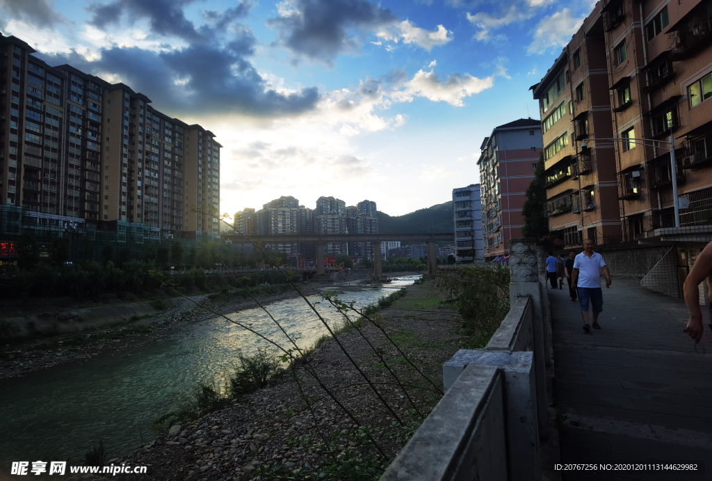 傍晚晚霞下的城市