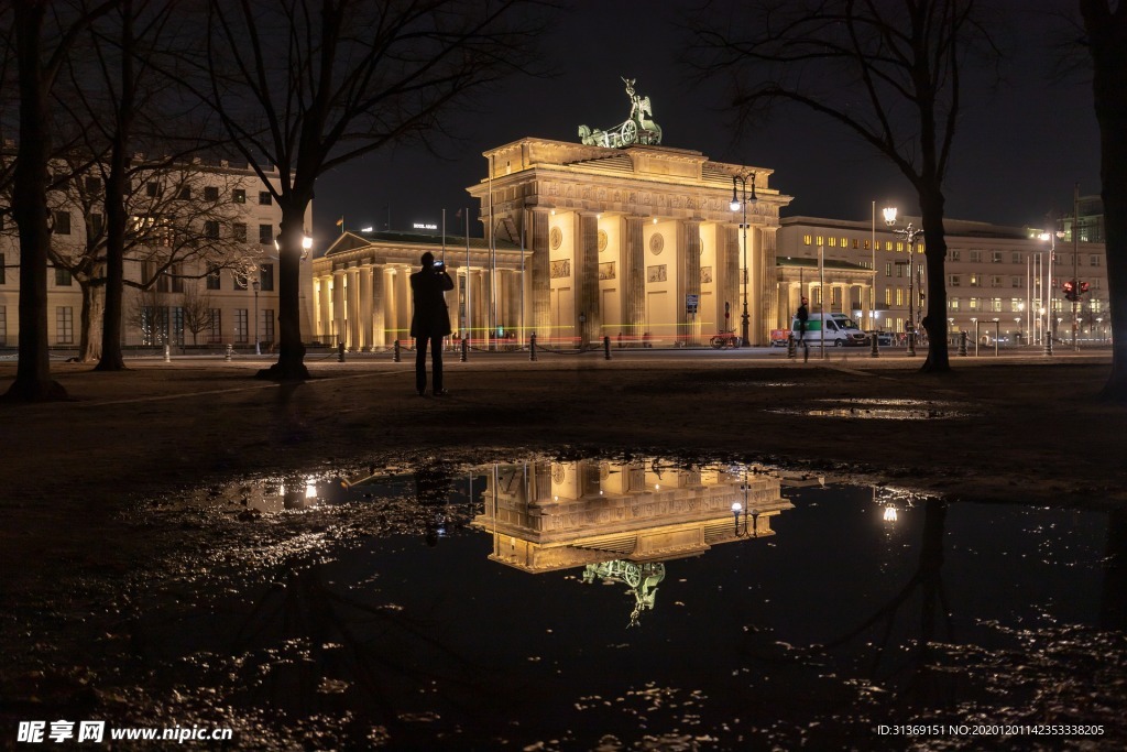 旅行的男性背影