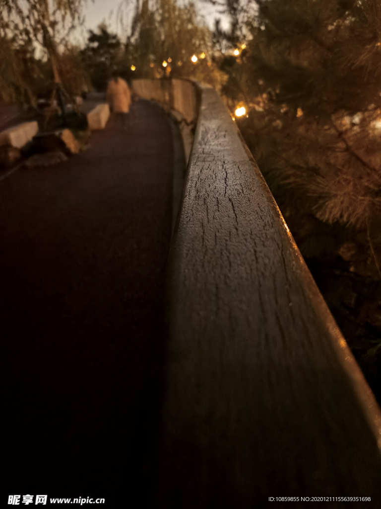 公园晚上的过道和把手