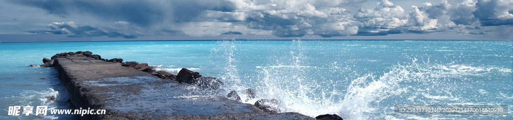 海堤浪花天空