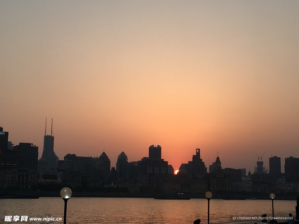 夕阳下的黄浦江