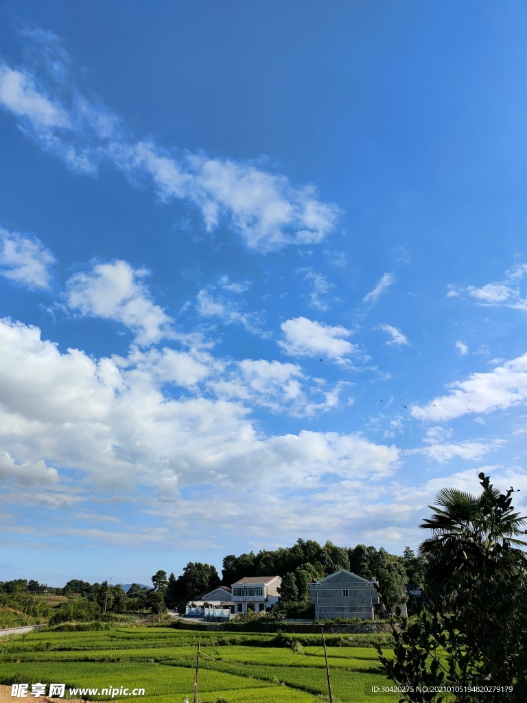蓝色天空夏天农村天空图云朵
