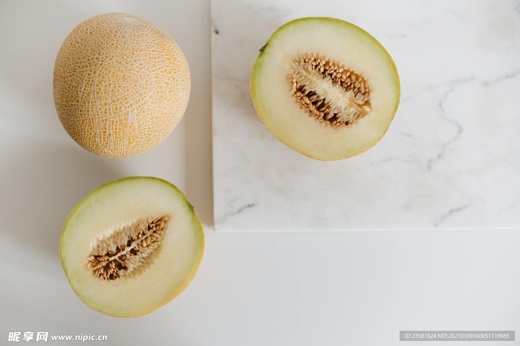 对半切开的哈密瓜