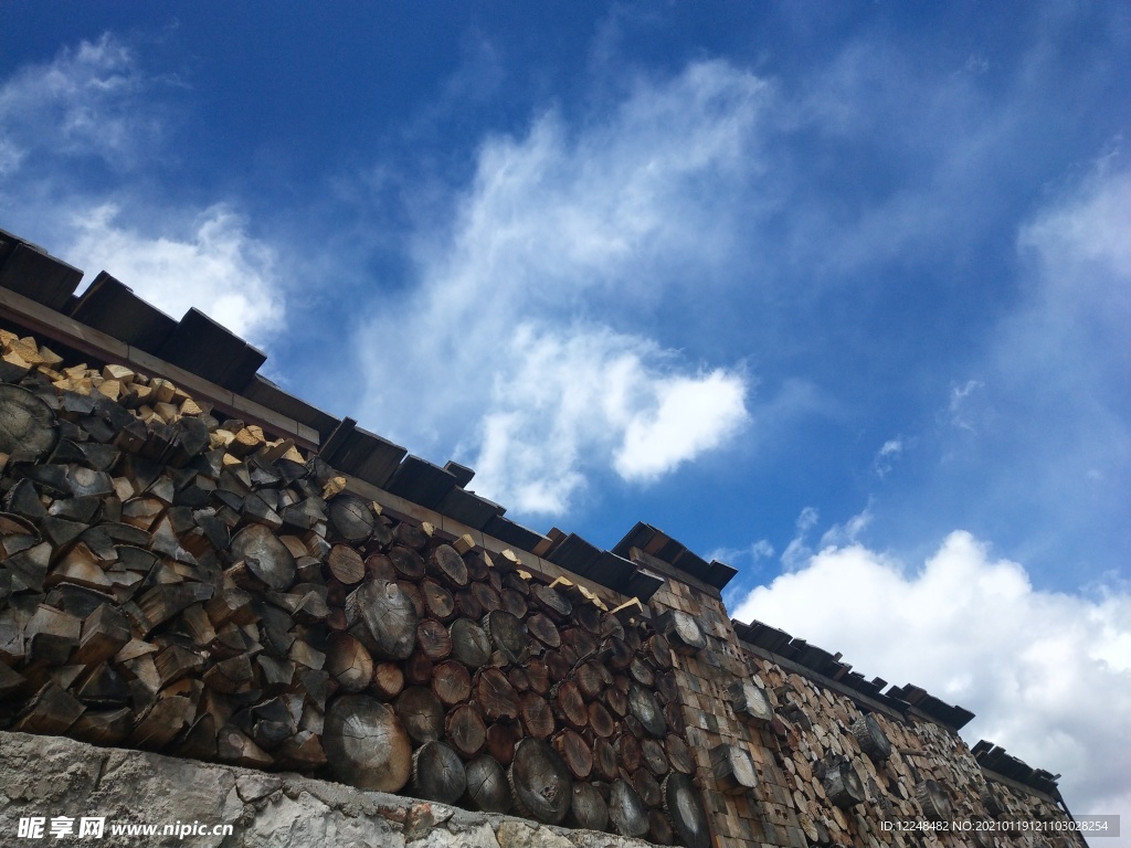 蓝天下的木桩墙