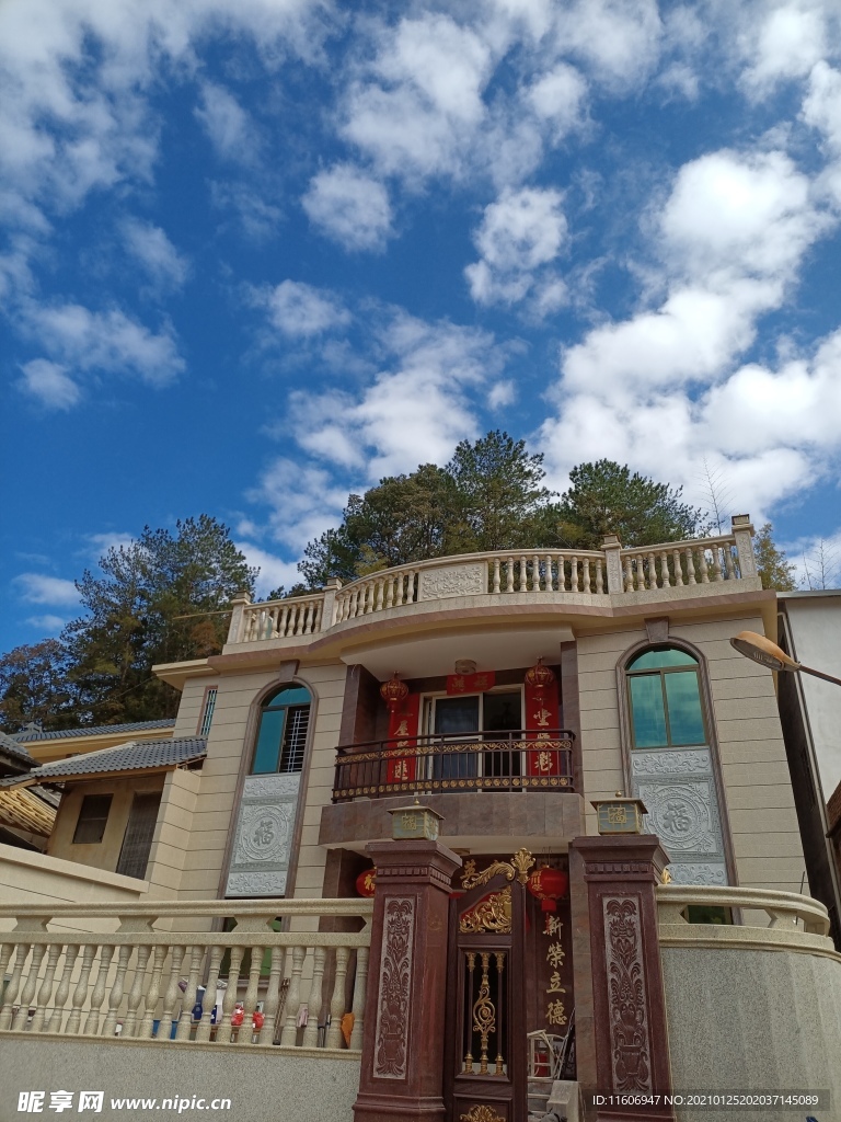 蓝天白云别墅图片