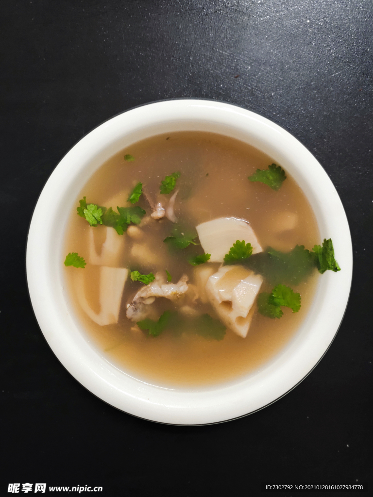 莲藕花生猪骨汤