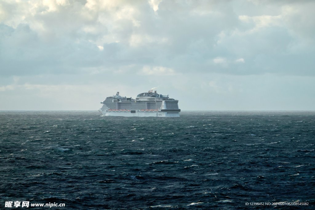 游弋的豪华邮轮