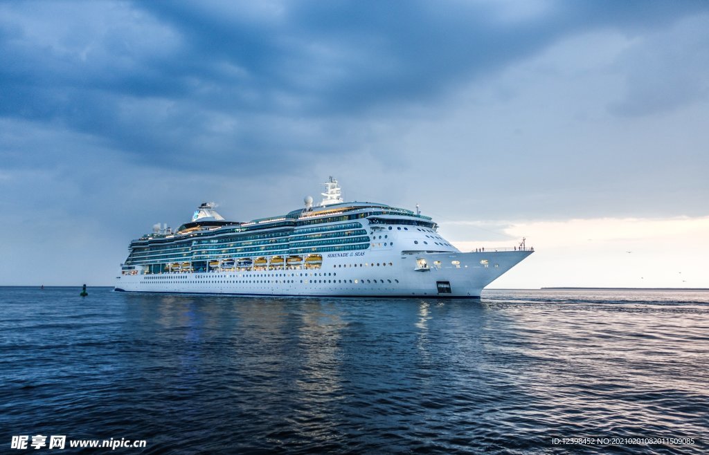 游弋的豪华邮轮