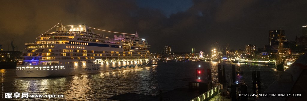 游弋的豪华邮轮