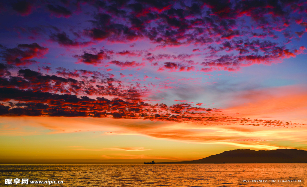 彩霞满天海景图