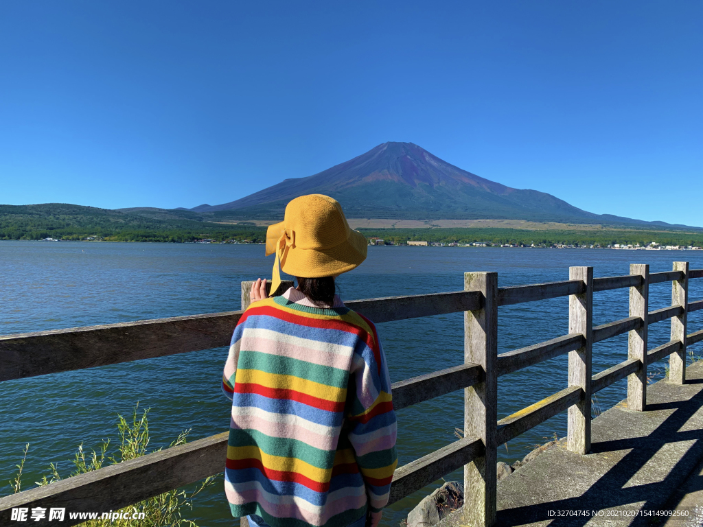 山中湖畔的背影
