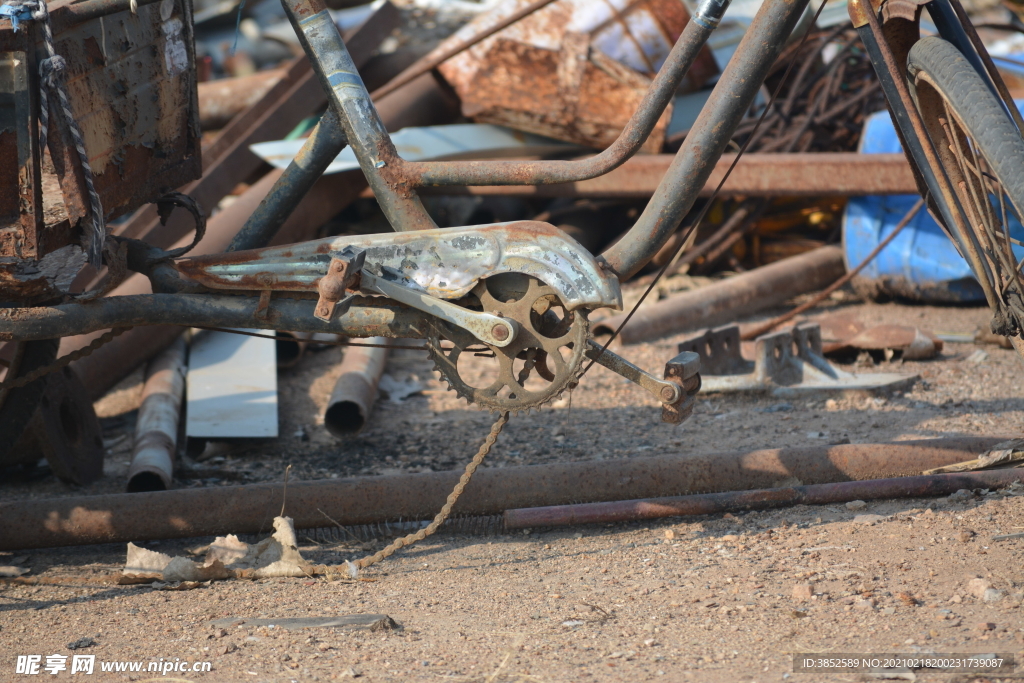 废品站脚蹬三轮车