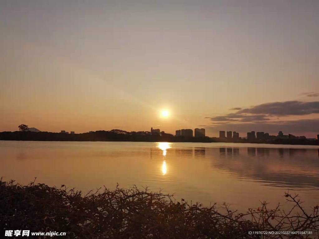 松山湖夕阳西下