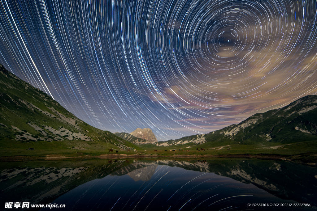 群山河流星空草地风景