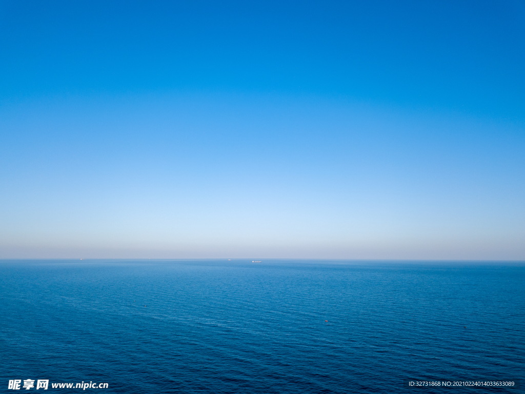 田园诗般的海景与蓝色的水和地平