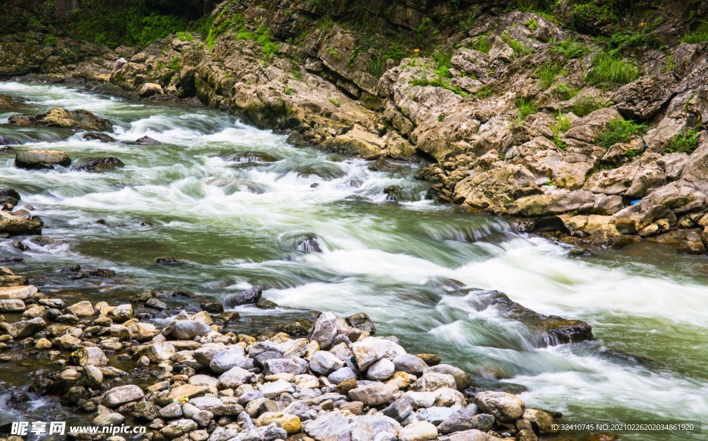 山间水流
