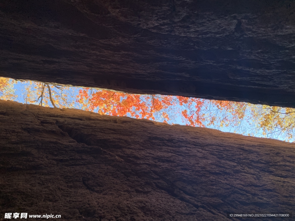 秋季一线天风景图