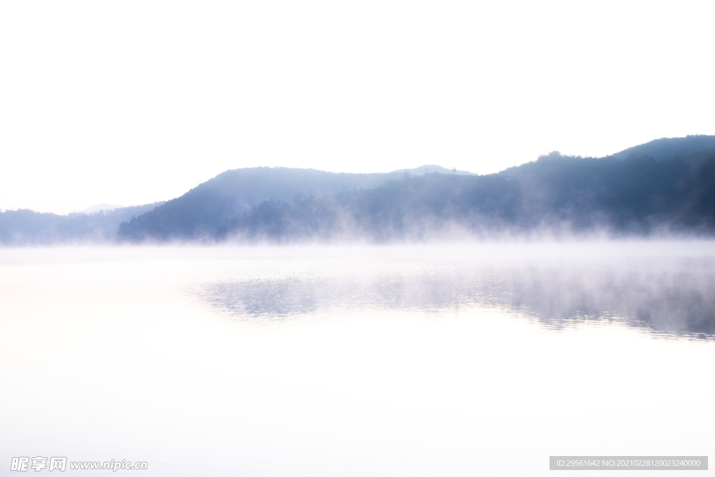 清晨日出江面雾景