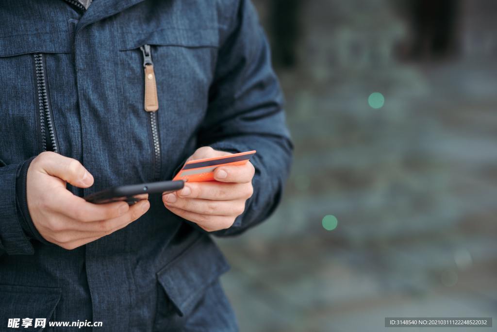 手拿手机银行卡