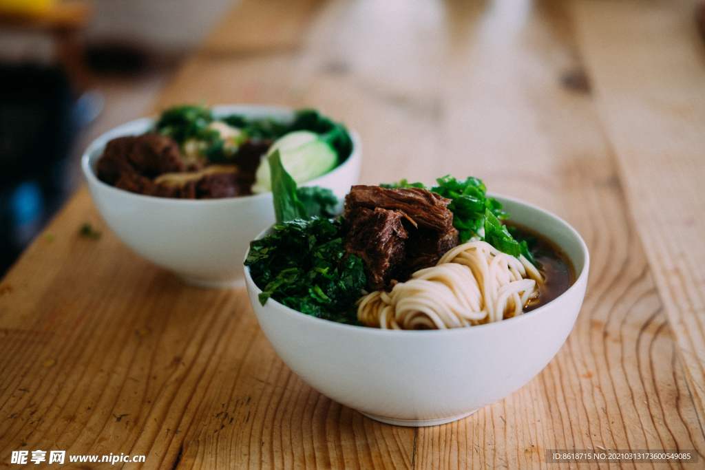 两碗牛肉面