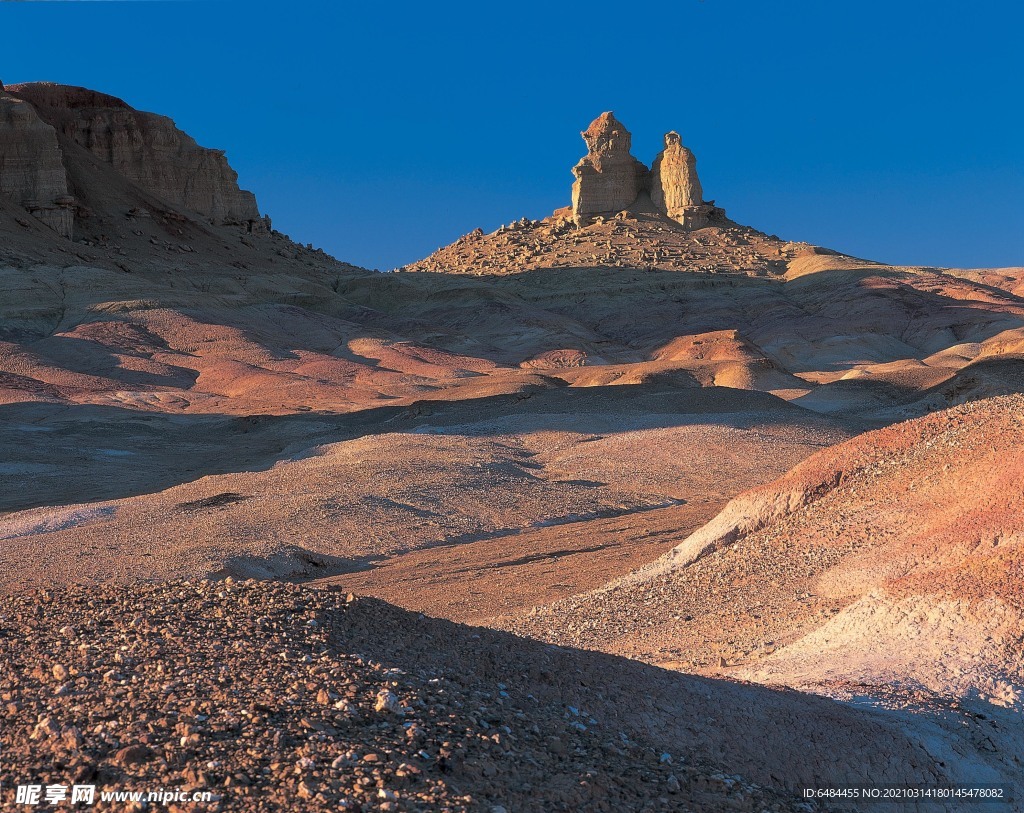 戈壁滩的远观小山丘