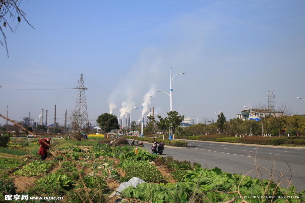 烟囱的烟和劳作的人