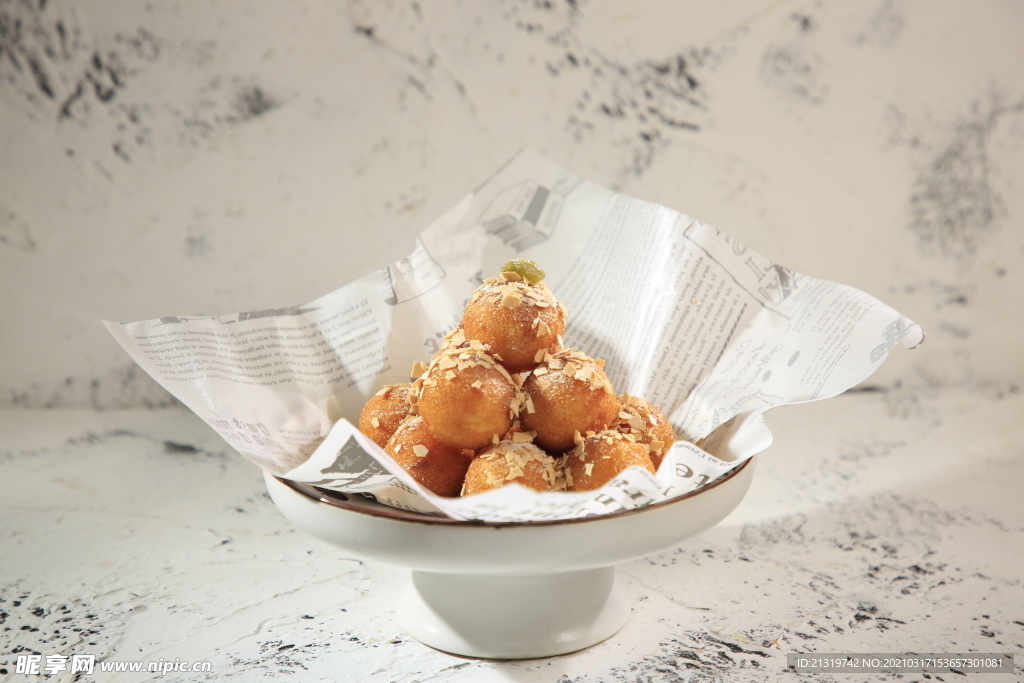 麦片地瓜丸摄影图