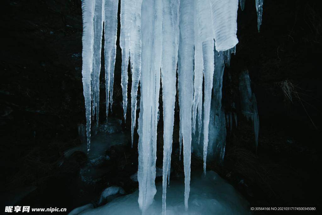 冰锥山洞自然生态背景素材