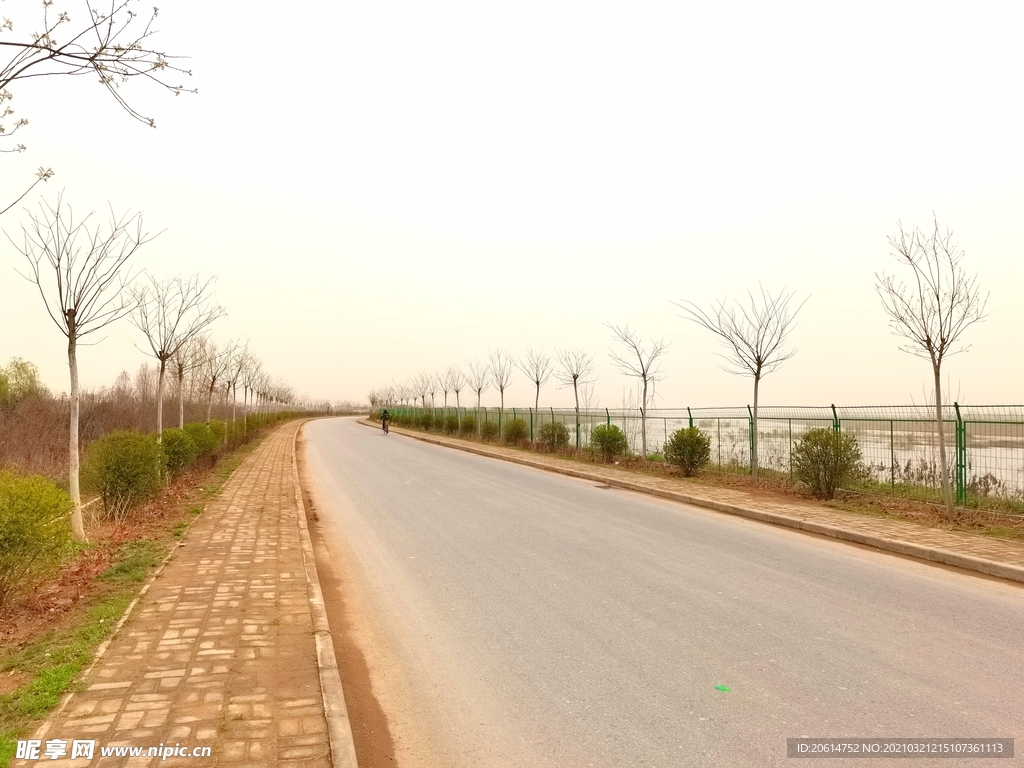 空荡荡的道路风景