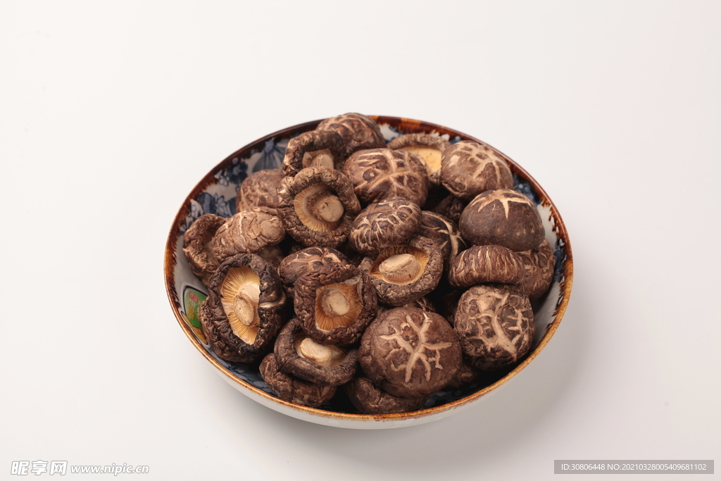 香菇冬菇煮汤食材高清摄影大图