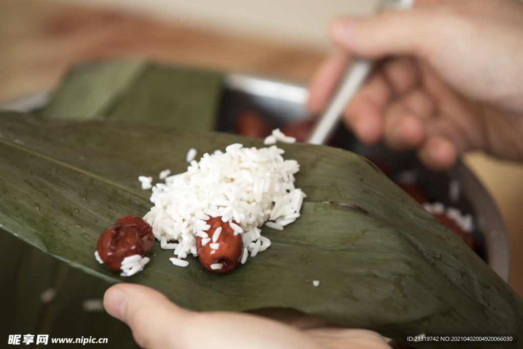 包粽子特写图