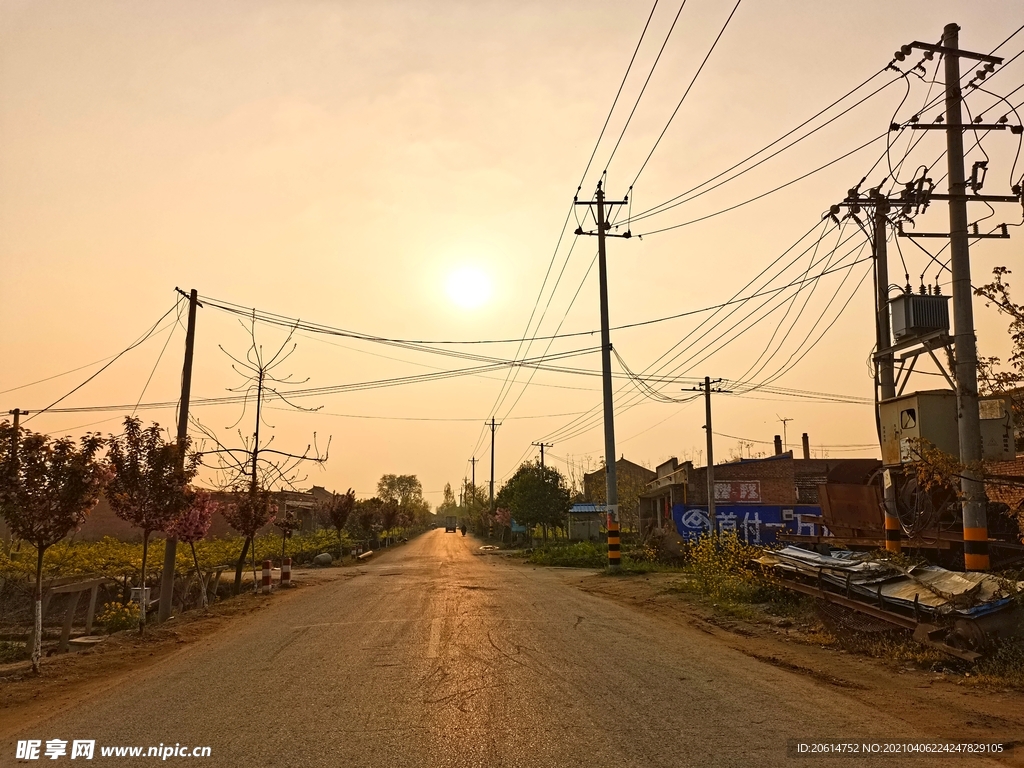 日暮下的乡村道路风景