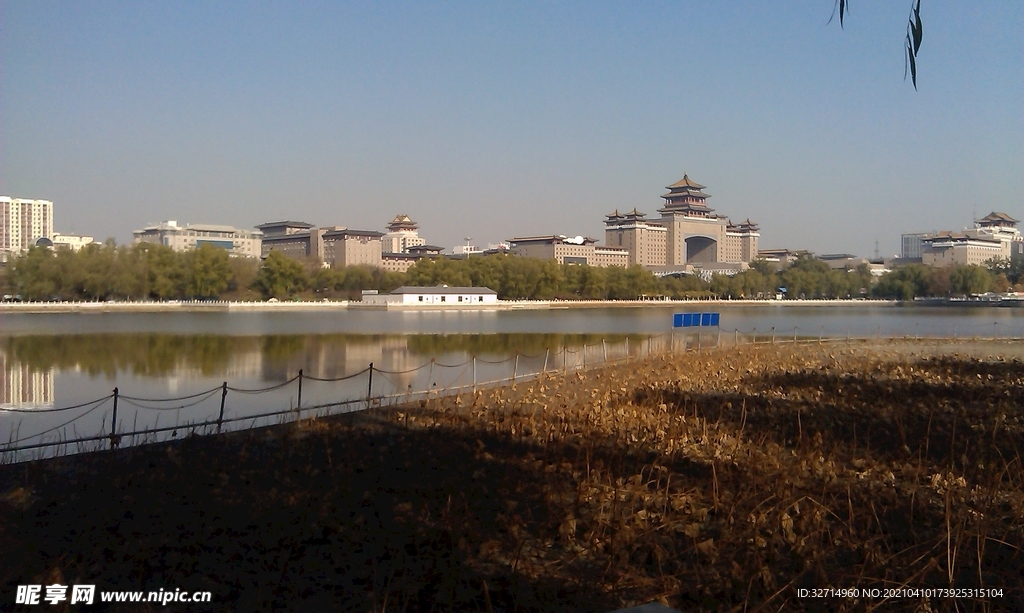 莲花池旁西客站