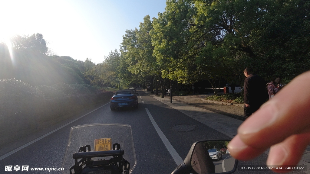 骑车摩托车的第一人称视角