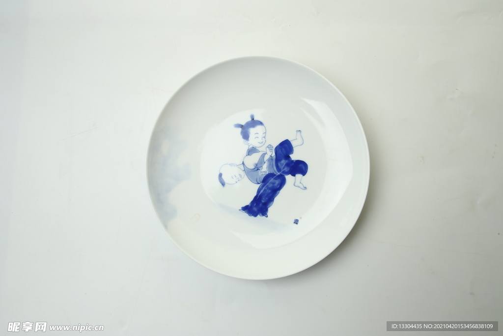 手绘青花童子嬉戏陶瓷盘