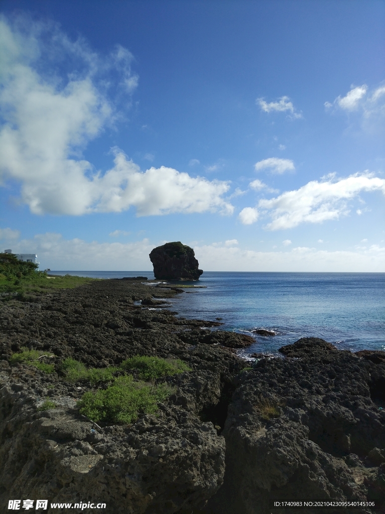 蓝天大海礁石