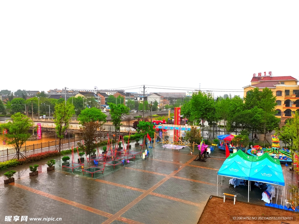 雨天的小镇广场