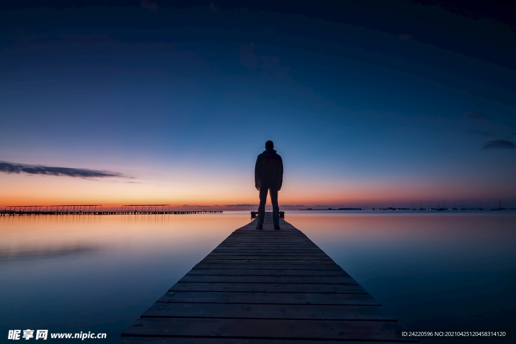 眺望夕阳余晖的男子背影