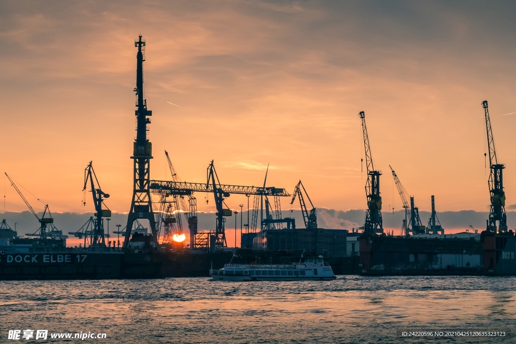 建筑工地塔吊剪影