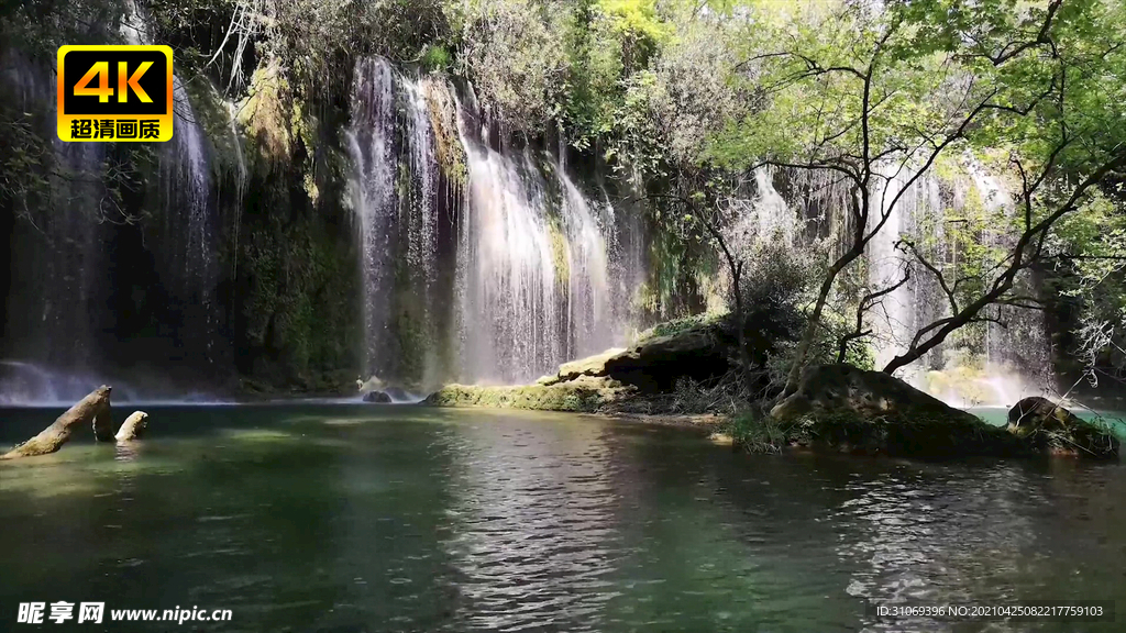 森林中的湖水瀑布