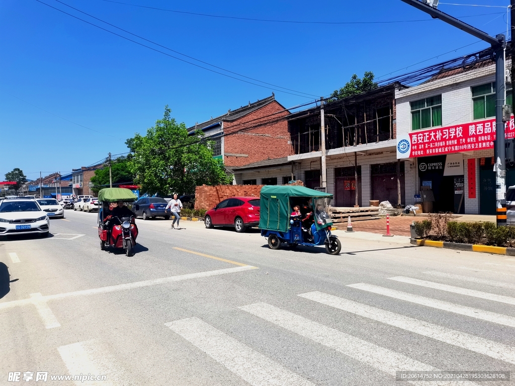 蓝天下的城市街道