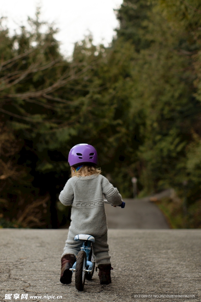 骑自行车的儿童 