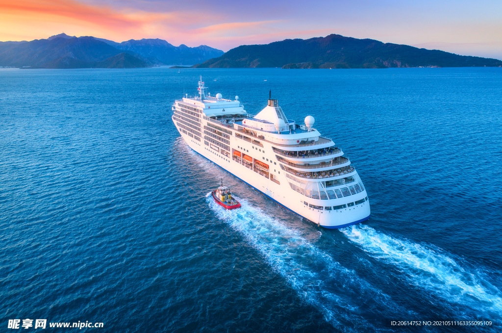 海上行驶的游轮