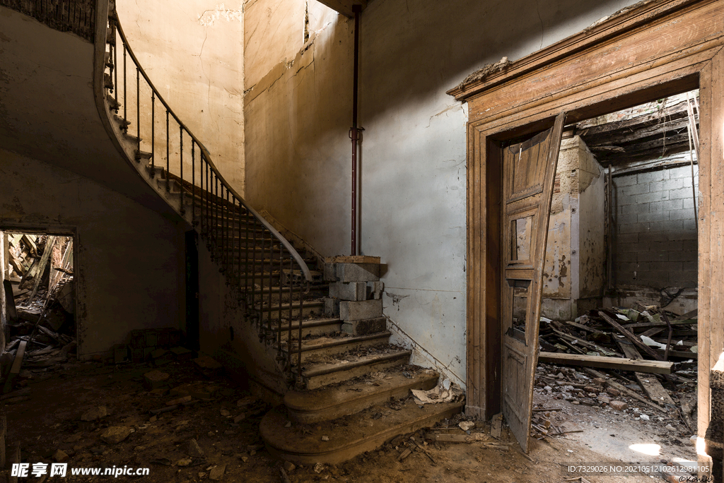 废墟楼梯