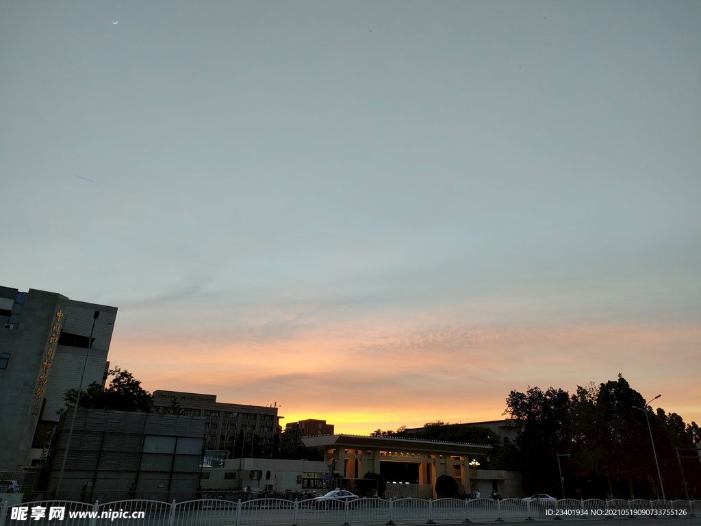 日落晚霞和城市