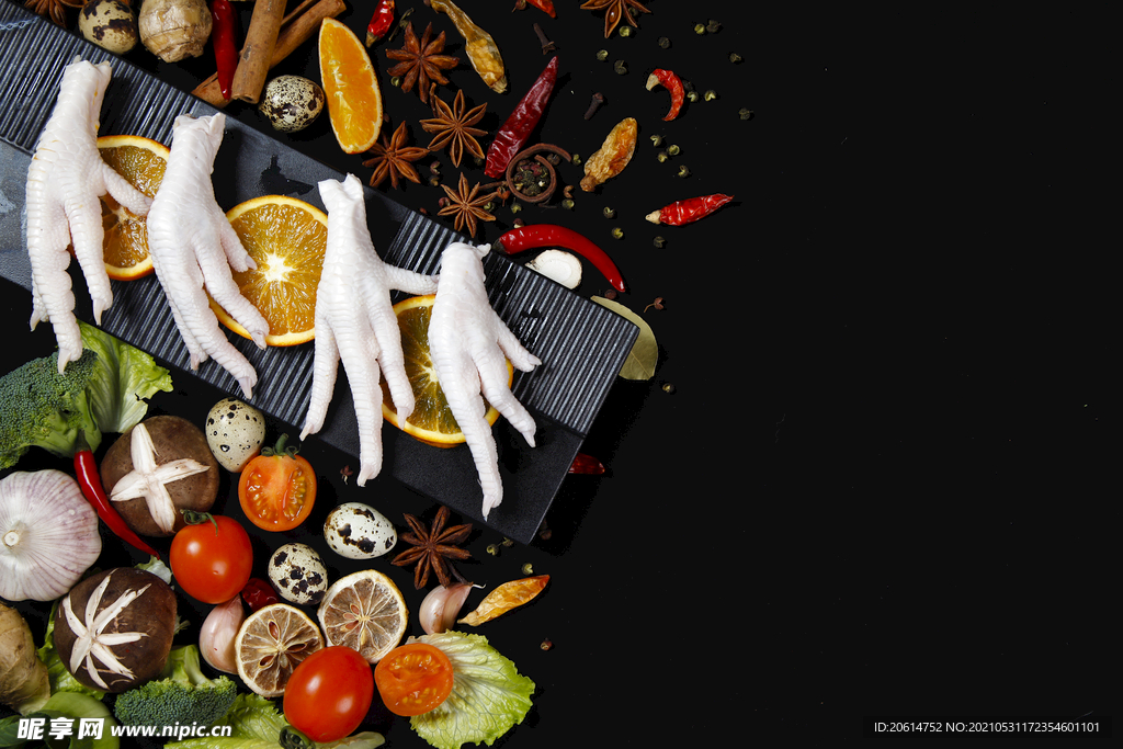 餐桌上的生鲜鸡爪